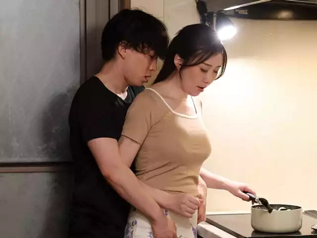 Mẹ kế giúp con chồng thoả mãn tình dục